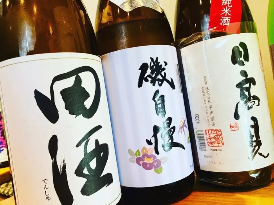 清酒与海鲜是绝配！店主精心挑选的纯米吟酿到大吟酿等各种名酒，您可以品尝到极其新鲜的生鱼片、时令蔬菜天妇罗和日本酒。