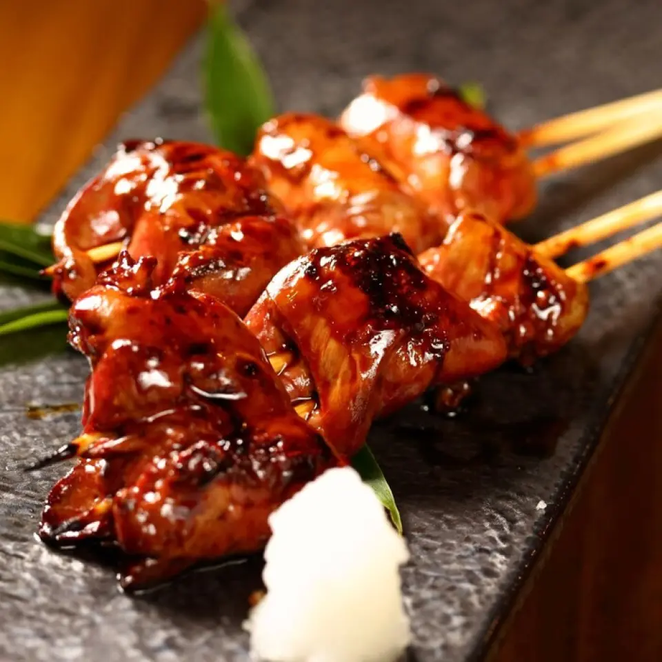 鳥居提供從靜岡縣直送的“Miou Chicken”烤雞肉串、生肝、刺身等菜餚！ 「三岡雞」在飼養方法、飼料等各方面都充分考慮到雞的健康而飼養的雞，因此肉質健康，沒有雞腥味，而且多汁。鳥居將這種「美王雞」以最新鮮的狀態提供給顧客，作為正餐的配菜或下酒的小吃都是值得推薦的菜餚。請嘗試！