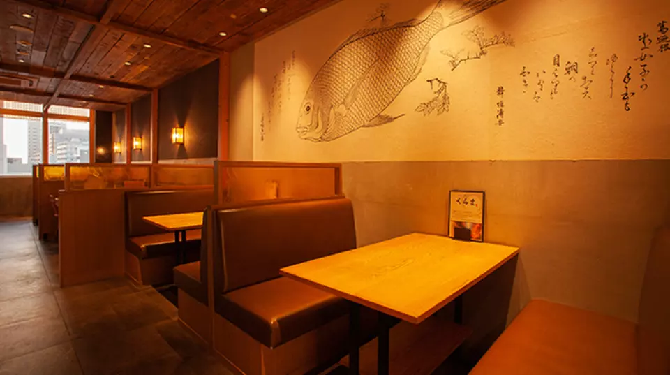 Kurama is located on the 6th floor of Atre Oimachi. The warm wooden interior creates a calm atmosphere reminiscent of a miso storehouse. The walls are decorated with impressive paintings of large fish, which are a feast for the eyes. We offer box seats with comfortable sofas for relaxation. The restaurant can be used for a variety of occasions, such as dates, get-togethers with family and friends, drinking parties with close friends, and mommy get-togethers. We hope you will enjoy a wonderful time at our restaurant.