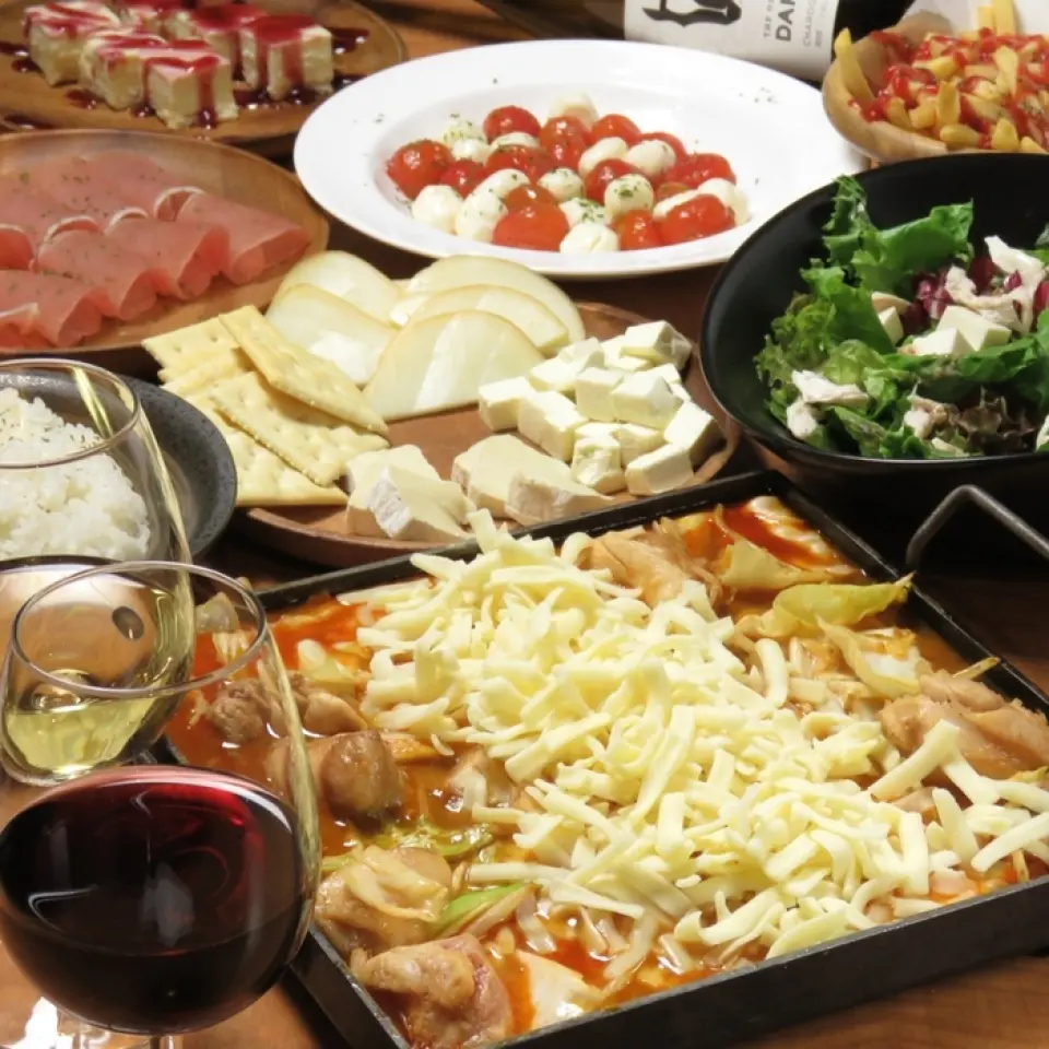 인기 많은 치즈 닥갈비. 고급스러운 치즈가 녹아내리고 닭고기와 야채와 어우러져 말로 표현할 수 없는 맛있는 맛을 만들어냅니다. 치즈 닥갈비, 치즈 퐁듀, 핫팟 등 41가지 요리가 포함된 2,200엔부터 시작하는 3가지 옵션을 제공합니다.