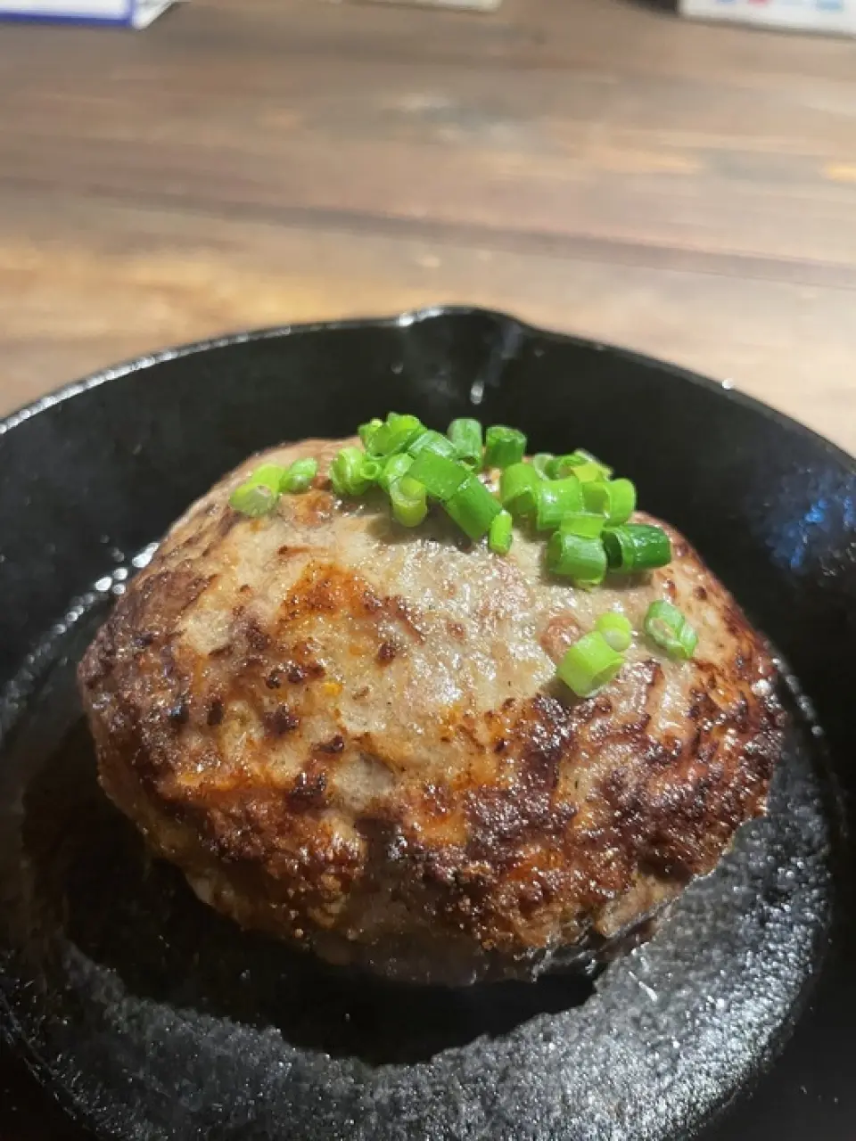 由 100% 瘦牛肉製成。含有豐富的肉味。您可以享受肉的自然風味，但又不會太濃鬱。裡面是半熟的，並在顧客面前的鐵板上完成。我們也為我們的現場表演感到自豪！三種醬汁可供選擇：肉汁、牛排醬或辣番茄醬。與大蒜吐司完美搭配，可以單獨訂購！