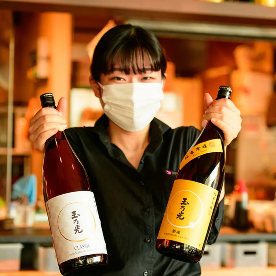 与鸟国著名的烤鸡肉串搭配的清酒种类丰富！满墙都是日本酒，对于酒类爱好者来说是难以抗拒的空间♪请尝试我们用100％大米和水酿造的清酒！