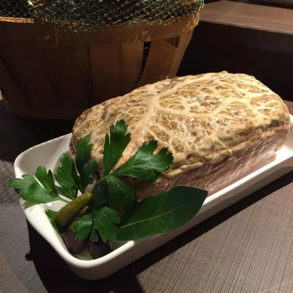 一大块肉放在盘子上，包裹着烤脂肪。我们推出了含有鸡肝、面包、青葱等的“Pâté Grand Mer”，按重量出售每克8日元起！通过三阶段研磨肉，您可以同时享受肉的质感和丰富的光滑度。这是一件杰作，已经放置了至少三天，让味道融入其中，并赋予其更湿润的质地。直接吃很美味，但很多顾客也用桶来吃。