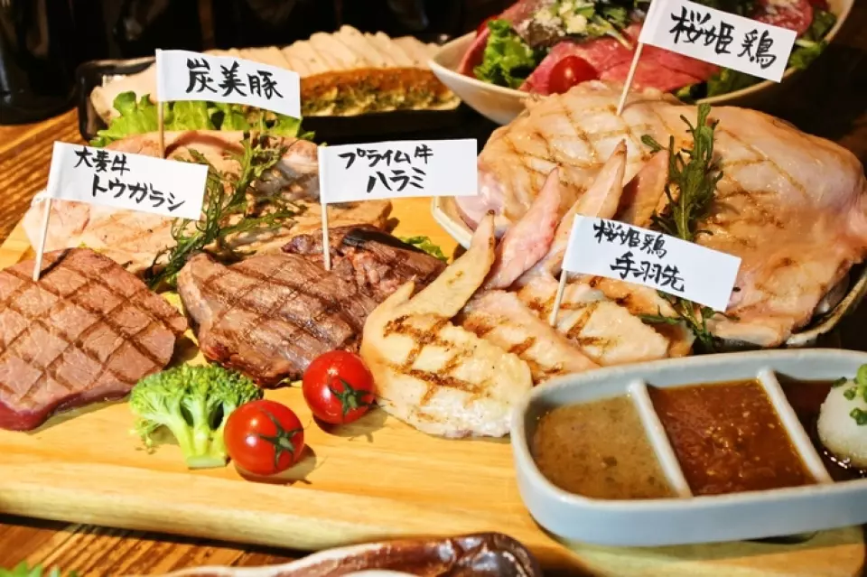 性价比非常惊人，因为我们购买的是全肉！我们还能够以低廉的价格提供品牌肉。如果您想随便吃美味的肉，请预约。