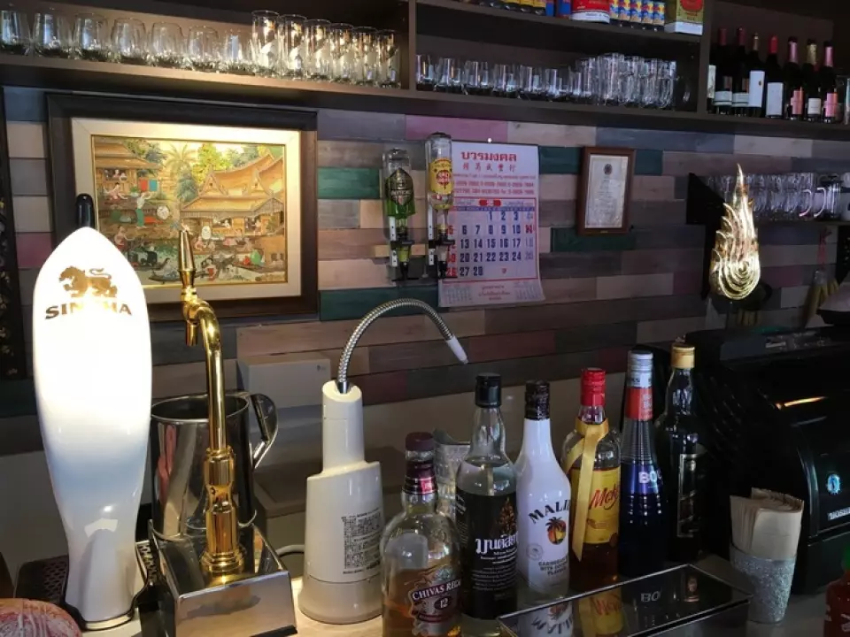 We offer Singha, a popular Thai beer, on draft. We also recommend adding ice to this richly flavored beer for a refreshing taste. We also have the Manao Sour, made with Thai lime, and the Frozen Watermelon Sour, made with shochu and the popular watermelon smoothie, with a crunchy texture. We have a happy hour on weekdays from 17:30 to 19:00, where some alcoholic drinks are 250 yen.