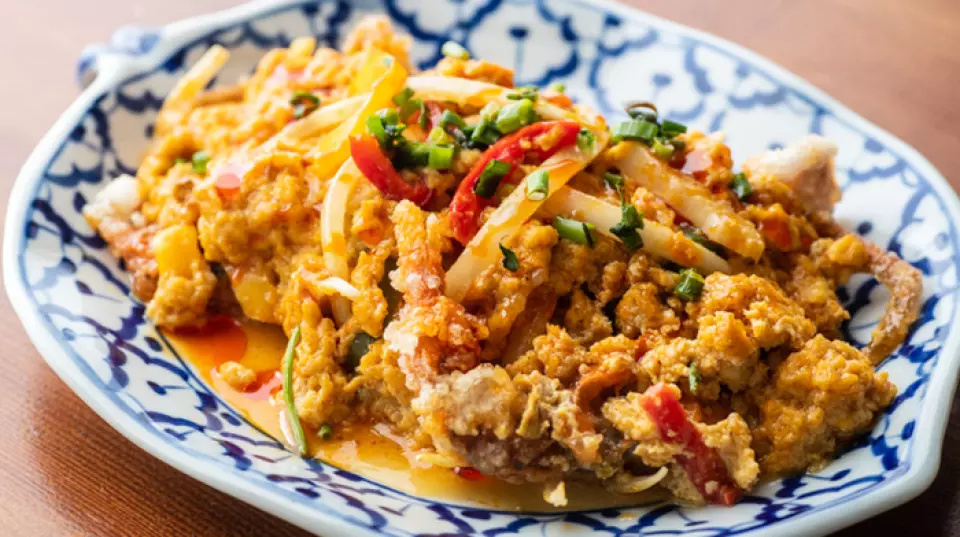 Our restaurant is particular about using domestic ingredients, and seasonings such as curry powder and Thai basil are sourced from Thailand. "Stir-fried soft-shell crab with egg curry," also known as Poo Pad Pong Curry, is a popular dish in Thailand, where crabs that can be eaten with the shell are deep-fried and mixed with mild-tasting egg curry. Please enjoy authentic Thai cuisine prepared by a chef from Thailand. We also offer a great lunchtime set menu, so please come and enjoy it with your colleagues during your lunch break.