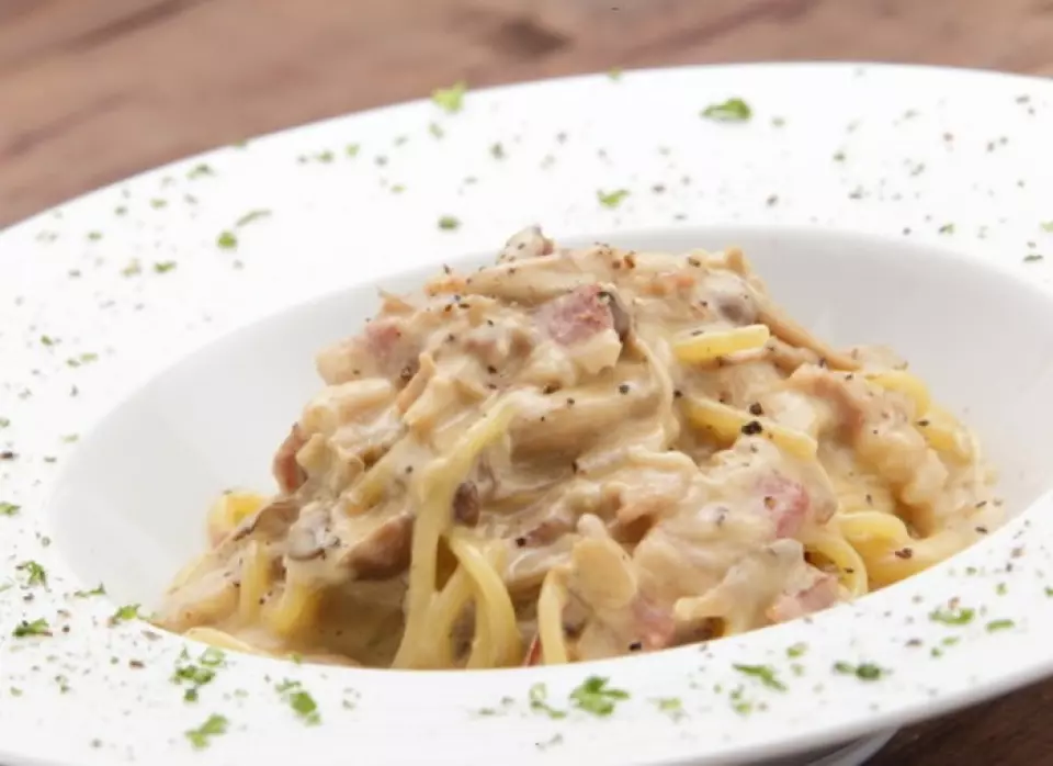 Our chewy fresh pasta is made with extra care to create the ultimate pasta! We have a wide variety of tomato sauces, cream sauces, and oil sauces available! Please enjoy our proud pasta with your favorite sauce!