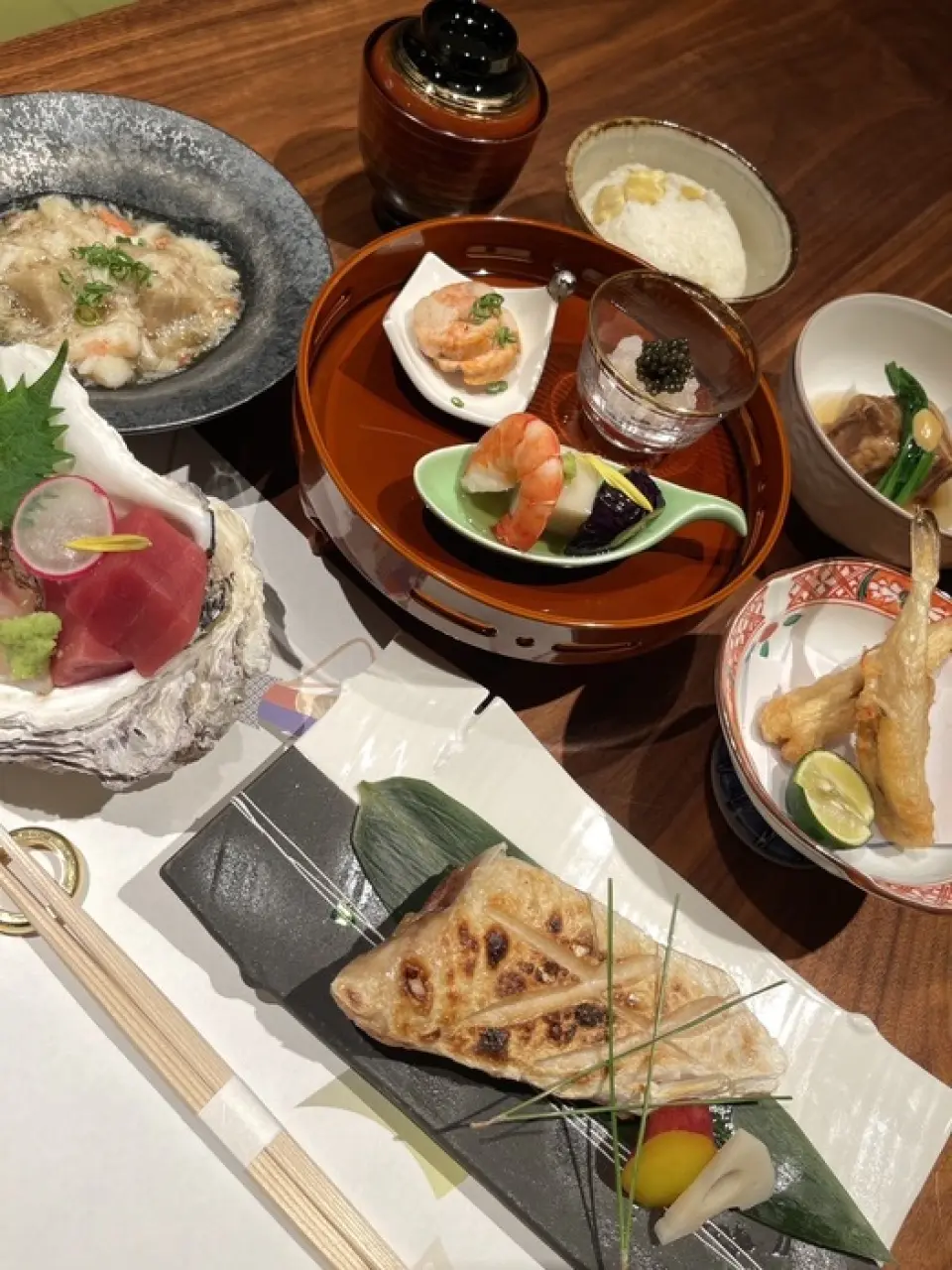 We offer courses starting from 8,800 yen that use plenty of seasonal ingredients and are made with care. "A fugu course meal," "Oden hotpot as the main course," "Curry for the finale," etc. If you let us know in advance, we will be flexible and willing to accommodate, so please feel free to ask us. The dishes that highlight the chef's skill and attention to detail are full of ideas that can be enjoyed with all five senses, such as cooking methods, colors, and tableware. Enjoy a memorable evening as you experience the four seasons.