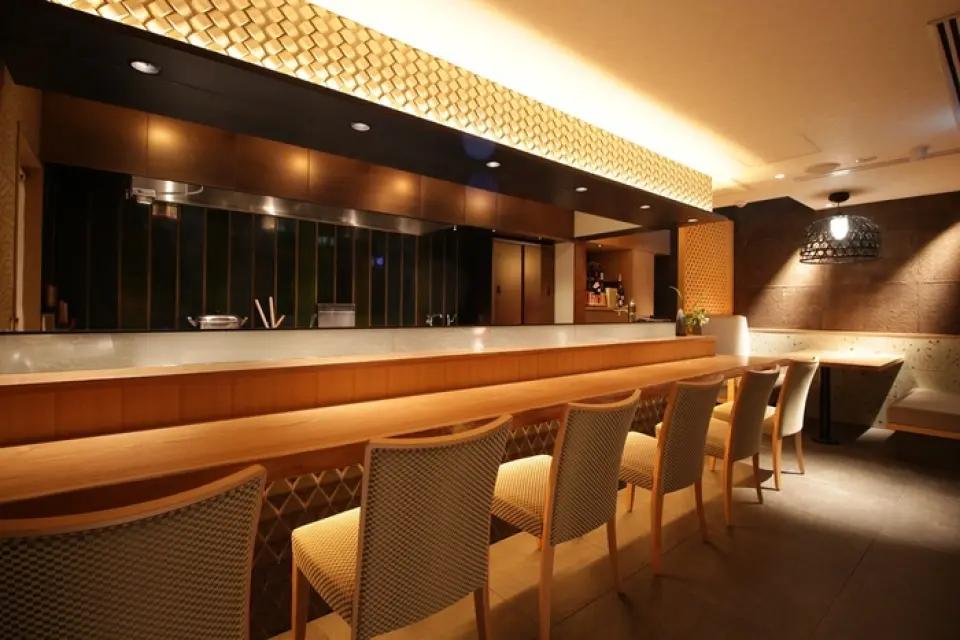 The interior of the restaurant is so comfortable that you will likely lose track of time, with its sophisticated Japanese decor. It is an exclusive space with only 10 seats. The 6 seats at the counter are special seats where you can watch the master chefs at work. The box seats for 4 people are a private space where you can enjoy your meal and conversation without hesitation. It is perfect for business occasions such as dinners and entertaining guests, or for entertaining important people, and is also perfect for solo diners. Please spend a relaxing time in a space that breathes Japanese beauty.