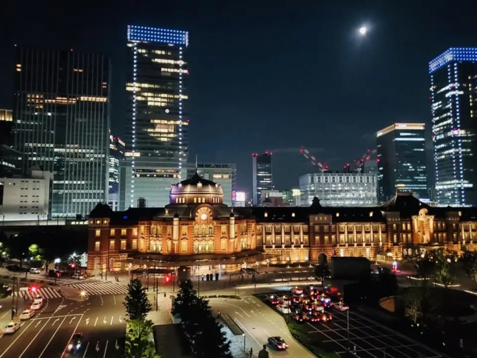 從JR丸之內北口步行約1分鐘。晚上，您可以在5樓的餐廳欣賞東京車站的燈光。大手町、日比谷、八重洲有地下通道連接，前往附近的設施也非常方便。