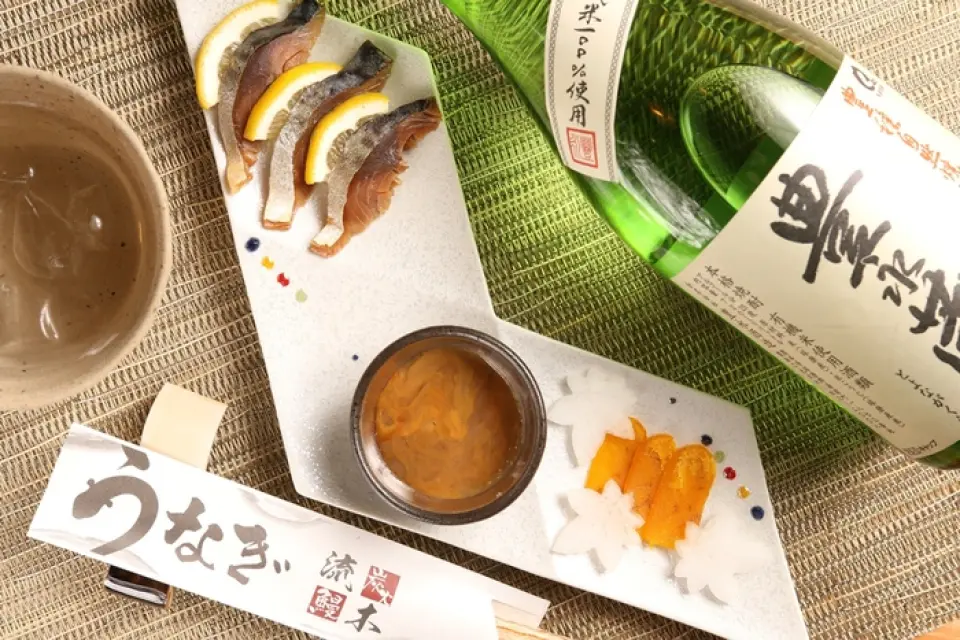 Driftwood提供與鰻魚料理搭配的嚴選品牌的清酒、燒酒、葡萄酒。此外，點菜色種類繁多，從時令菜餚到美味佳餚。請和鰻魚一起享受吧。