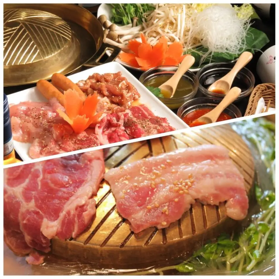 "Moogata" is a luxurious Thai-style hot pot where you can enjoy grilled meat and medicinal soup at the same time. The meat is grilled in the raised part in the middle, and the hot pot is served in the hollow part around it. The soup around it is medicinal soup. The delicious broth from the meat flows in, making it even more delicious, and it is also very good for your body. (^▽^)/