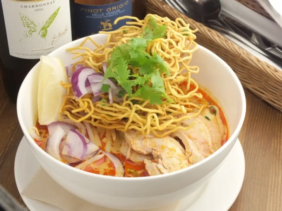 Our very popular dish ☆ Northern Thailand's Chiang Mai specialty ramen Chicken coconut curry noodles ￥1200