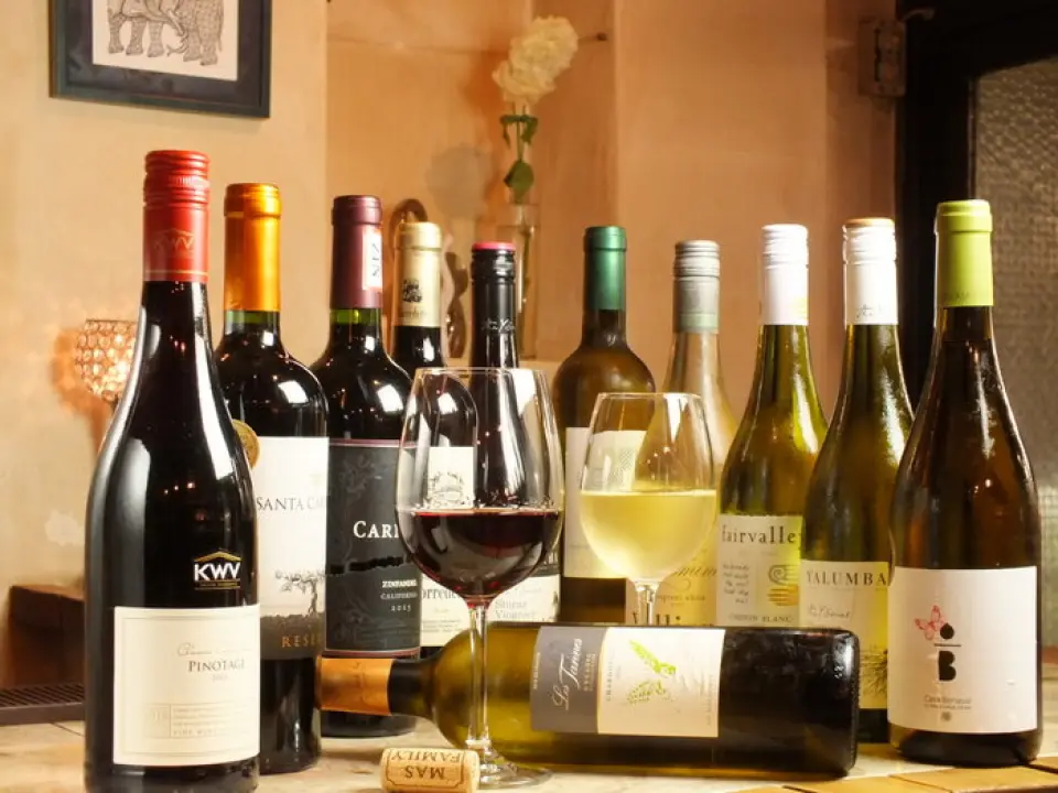 The concept of "Thai Dining Pla Ro Ma" is to combine authentic Thai cuisine with wine. Spicy, sweet, hot and sour Thai cuisine and wine are an excellent match that bring out the best in each other! We match Thai cuisine with wines from various countries such as France, Italy and South Africa, rather than from Thailand. The spicy taste and the refreshing fruity aroma are the perfect match. Enjoy a variety of marriages at this Thai restaurant that has a wide selection of wines, which is rare even in Tokyo!