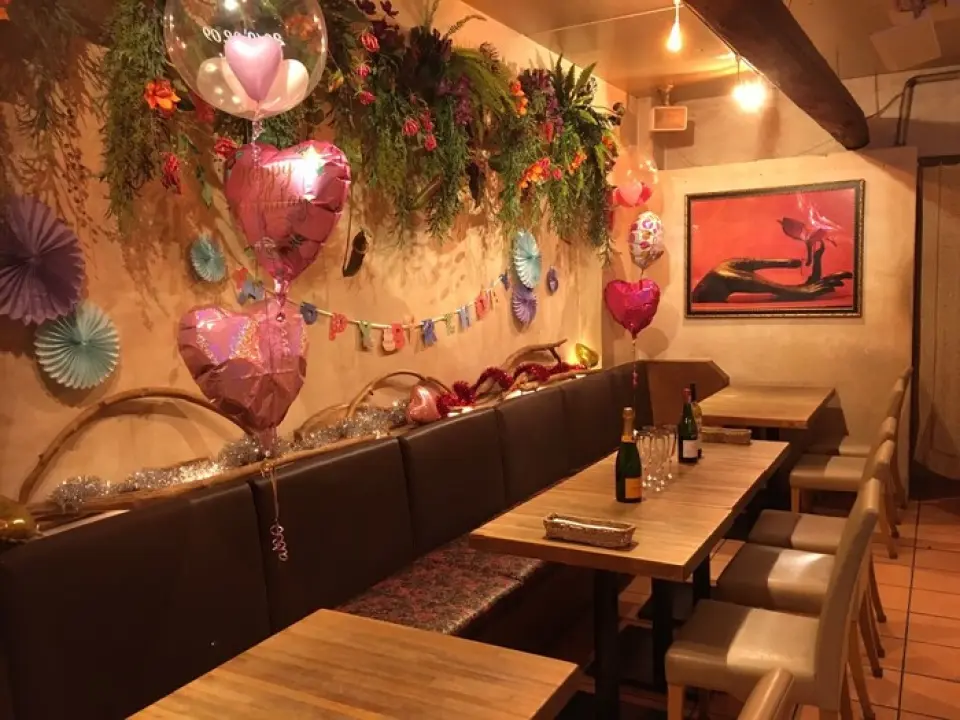 The tropical-style exterior with palm trees, the wines and Thai beers neatly arranged inside the restaurant, and the floral decorations create an exotic atmosphere that makes you feel as if you're visiting a resort by the sea. The cozy space with a white base and wood interior is perfect for anniversaries. Enjoy a relaxing and fun time as if you were on a trip. We also have counter and table seating, so you can use it for a wide range of occasions, such as girls' nights and dates. We look forward to your visit!