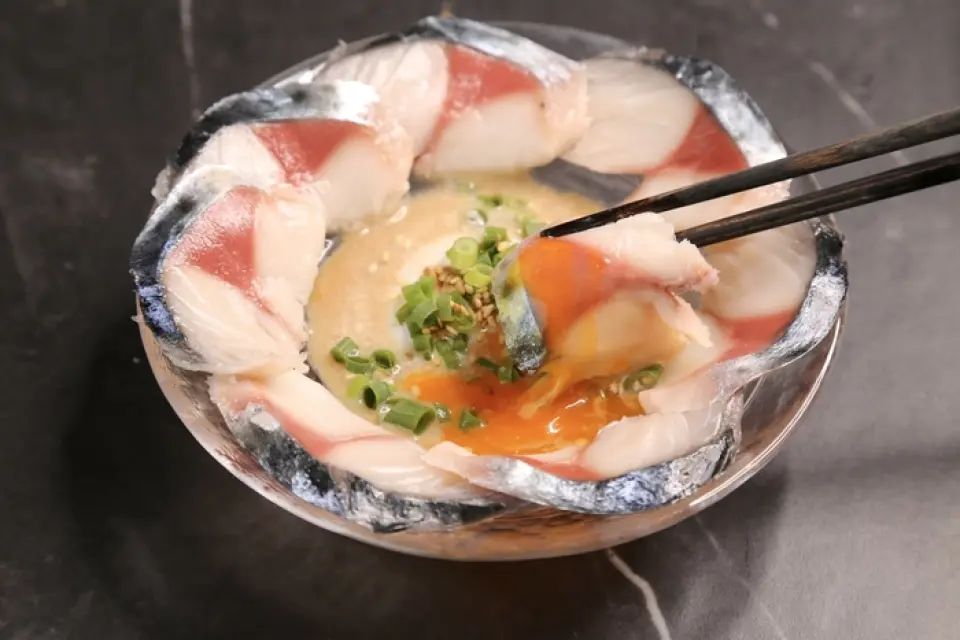 {Dontaku的特色菜餚升級★}“芝麻鯖魚”是福岡的當地美食，使用從市場上採購的極其新鮮的鯖魚，搭配濃鬱的自製醬汁烹製而成。以最受歡迎的一口餃子為首，精選菜餚豐富多樣。