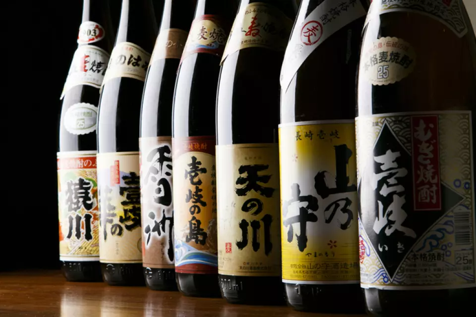 “壹岐烧酒”被全球组织指定为地理标志产地，其品牌在国际上受到保护。本店备有“壹岐烧酒”的大麦烧酒和“土豆”等约20种长崎县产的烧酒。我们还推荐小值化首席酿酒师使用自家种植的大米和酿酒厂的泉水酿造的清酒。请品尝与当地美食完美搭配的当地酒！