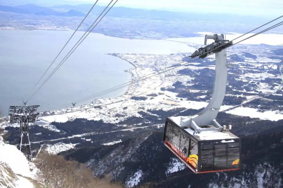 搭乘纜車上山，遠眺日本第一琵琶湖美景