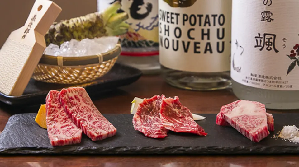 “大腿肉”有很多地方可以直接品尝到肉本身的味道。另外，“腹肉”可以让您品尝到和牛特有的脂肪风味。我们有时会提供我们商店独有的稀有零件。最重要的是，Kainomi 是值得推荐的菜单项目，您应该至少尝试一次！