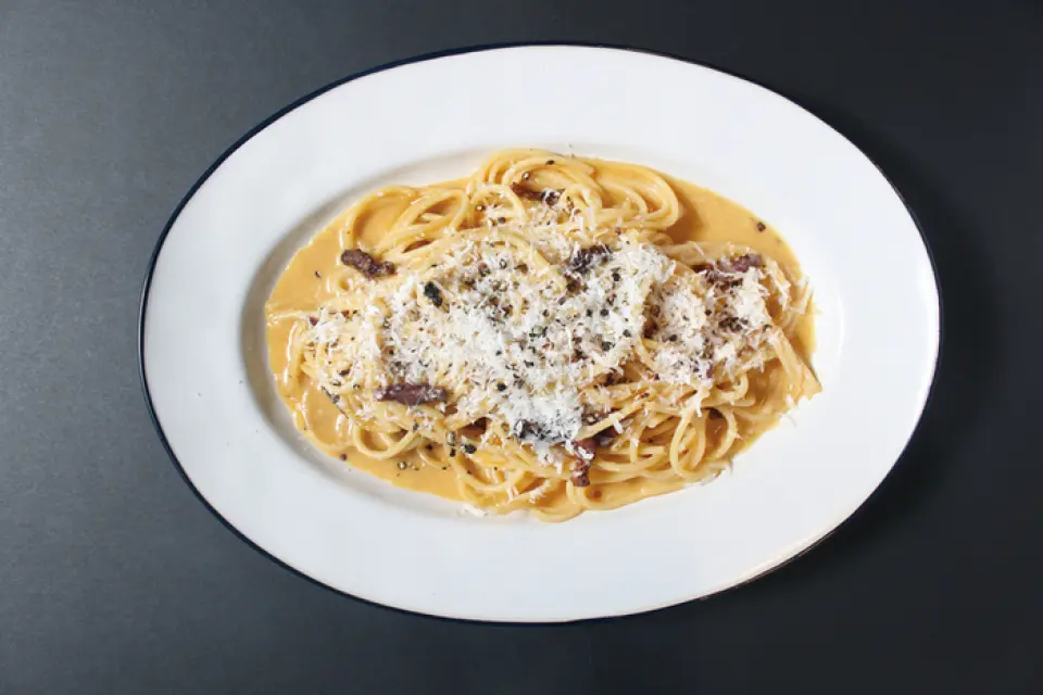 The "Authentic Roman Carbonara" uses "guanciale," which is salted pork cheek meat, instead of bacon, and is topped with "Pecorino Romano" cheese, made from sheep's milk, allowing you to taste the authentic Roman "Carbonara."