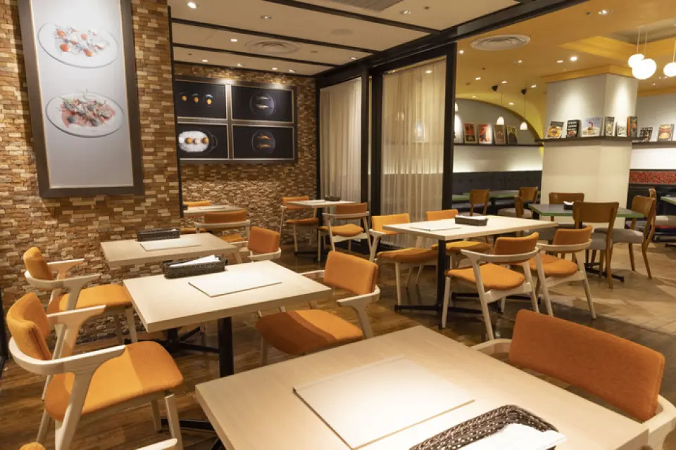 The spacious interior allows you to relax, and there is a wide selection of drinks on the menu, including wine, cocktails, sours, and craft gin.