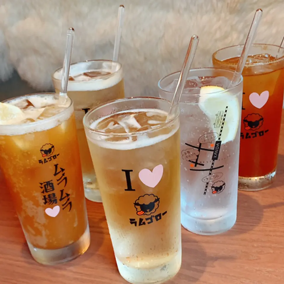 我們推薦自製的香料酸，它可以重置羊肉中的脂肪！金酒與多種香料混合，如日本胡椒、小荳蔻、肉桂、肉荳蔻和迷迭香。請嘗試！