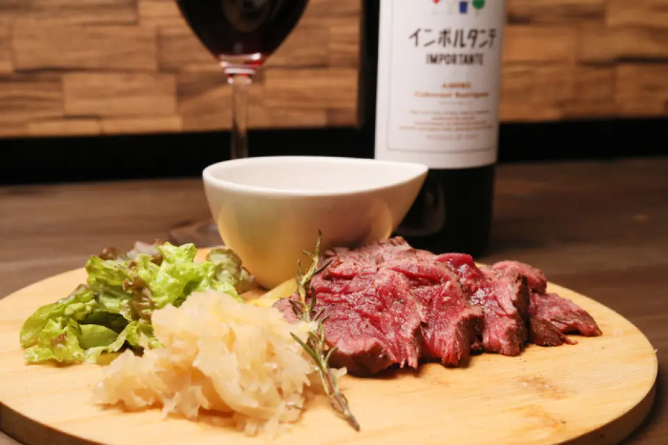 [烤牛肉 sagari 配特制酱汁] 采用富含蛋白质的精瘦牛肉“sagari”制成，是一道健康菜肴。另外，自制的特制酱汁不仅使用了与肉相配的洋葱和大蒜，还添加了苹果等柑橘类水果，这是一种连女性都可以享受的清爽味道。◎没有浓烈的大蒜味，而是带有水果味。由于它是酱汁，因此与腌制水果制成的自制桑格利亚汽酒完美搭配。