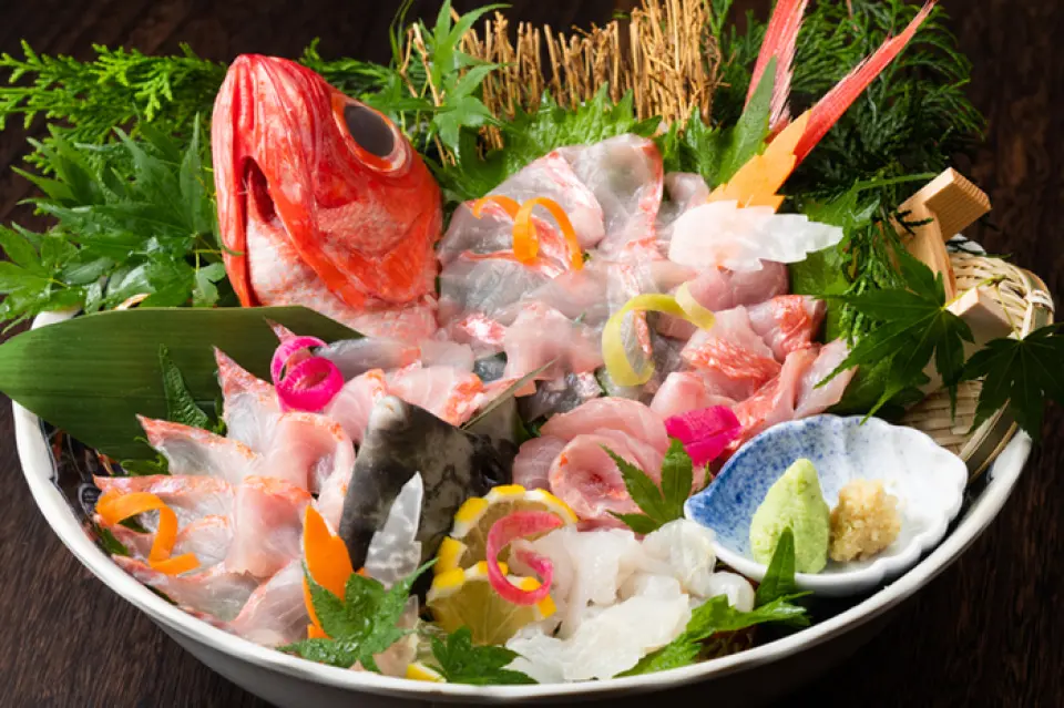 We embody the idea of "buy at the fishing port market and eat right away" right in the city. Customers can choose the live fish in the tank themselves, and our chefs will immediately prepare it according to their preference, whether it's sashimi, grilled, or boiled. Please enjoy the amazing taste that can only be tasted at the source!
