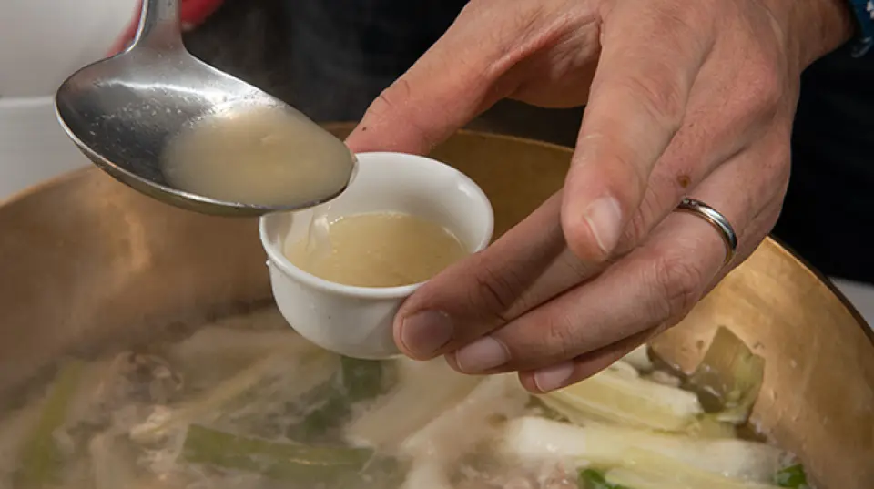 엄선된 닭뼈를 천천히 끓여서 맑고 탁하지 않은 "특수수프"를 만들어 농축된 맛을 더했습니다. 섬세하고 부드러운 맛이 재료에 영향을 미치지 않아 통닭의 맛을 더욱 돋보이게 합니다. 게다가 "다칸마리"에 사용하는 냄비도 수제로 만들었습니다. 수프는 살균 효과가 있고 쉽게 식지 않아 마지막까지 즐길 수 있습니다☆ 건강하고 여성에게 인기 만점! 마지막 한 방울까지 몸과 마음을 따뜻하게 하는 이 절묘한 수프를 즐겨보세요.
