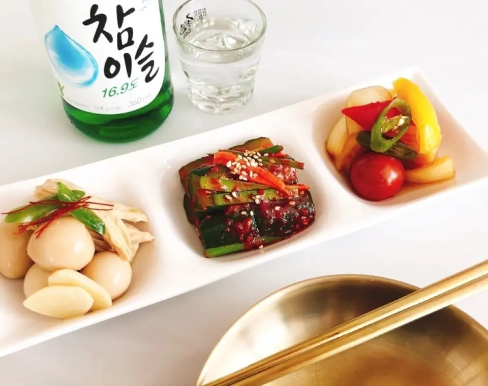 닭갈마리식당에서 제공하는 모든 요리는 직접 만든 것입니다. 엄선된 야채와 당면을 참기름에 볶은 "꼬꼬잡채"와 간장에 절인 메추리알을 한국인의 어머니 맛으로 재현한 "꼬꼬창조림"은 모두 닭고기로 만든 오리지널 요리입니다! 그 외에도 인기 있는 "3종 애피타이저 세트"와 바삭하고 맛있는 치지미 등 다양한 요리가 준비되어 있습니다. 막걸리, 맥주, 와인 등 술안주로도 완벽합니다.