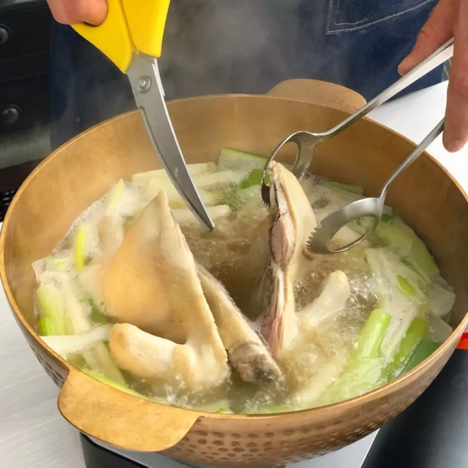 이 요리의 스타는 45일 된 생닭입니다. 쫄깃쫄깃하고 부드러운 통닭과 닭뼈의 풍미가 가득한 국물의 조합은 절묘합니다! 찍어먹는 소스는 신중하게 선택한 간장과 식초로 만들었고, 한국 고추가루와 야채로 만든 수제 "타데기"는 정통 한국 맛을 선사합니다. 마지막 코스로는 사장님이 추천하는 "한국식 라면"과 "칼국수", "죽세트"가 있으며, 국물은 리필이 가능하니 마음껏 맛을 즐겨보세요!