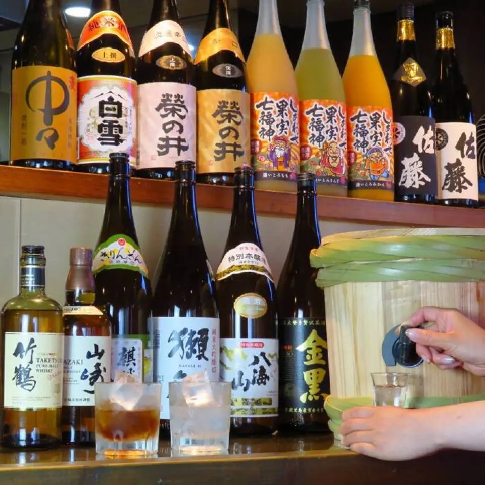 负责采购酒类的经理推荐的饮料菜单是“大吟酿Highball”，它是用碳酸水稀释日本清酒“白雪”中的大吟酿而制成的。它保留了白雪的果香，同时加入了苏打水的清爽味道，创造出一种非常容易饮用的饮料。另外还有很多适合烤鸡肉串的烧酒，还有限时饮品，请尝试比较一下。