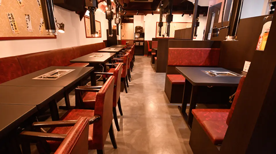 本店交通便利，距离自由之丘站南口仅1分钟！充满木头温暖的平静空间极具魅力。店内共有38个座位，包括适合个人或约会的吧台座位，以及最适合与家人或朋友一起用餐的餐桌座位和半包间。最多可容纳40人，因此可以用于宴会等各种用途。如果您想在晚上享用肉，请来“烤肉Kokara”！我们期待您的光临。