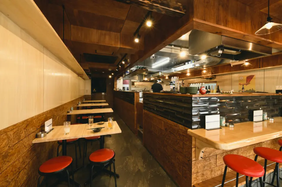 本店距離吉祥寺站步行僅需2分鐘，交通便利。入口處的大暖簾是地標。店內氛圍輕鬆隨意，但又乾淨寬敞。這裡為所有年齡層的人們營造了一種溫馨的氛圍。我們提供非常適合獨自喝一杯或約會的櫃檯座位，以及僅在夏季開放的舒適桌子座位和露台座位。如果您在下午 6 點前到達，您還可以獲得一張免費飲料祝酒券。