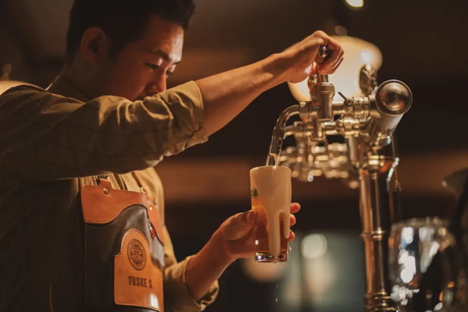 Asahi Super Dry is served in three different pouring methods, from the standard pouring method to the traditional European style, and the taste can be changed by controlling the carbonation. Pilsner Urquell, a precious beer that the Czech Republic is proud of, is served in the traditional pouring method called "Hladinka." Please try a glass of carefully crafted beer based on the knowledge and experience of a master who trained in beer pouring in the Czech Republic. Please also try our carefully selected craft beers.