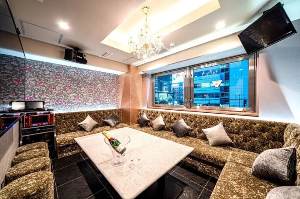 [Girls' Night Out, Birthday, Anniversary Plan] where you can use a private room with a panoramic view of the Shibuya nightscape. Our proud dishes are plentiful! A full course of 8 dishes including bacon cheese salad, seafood ajillo, and ice cream! It also comes with 2.5 hours of all-you-can-drink, so it's a great deal. A convenient course perfect for girls' nights and group dates.