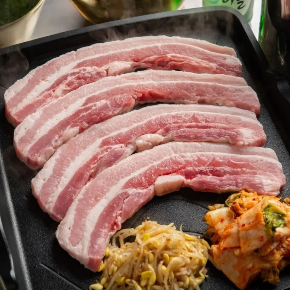 Meat will lose its flavor if frozen even once. That's why Vegetajiya is committed to serving "Sen (raw) Samgyeopsal" that has never been frozen since it was founded. We offer not only the classic Sen Samgyeopsal, but also unusual varieties! You can enjoy our original Samgyeopsal, such as the classic Korean beef Samgyeopsal "U Samgyeopsal" and Samgyeopsal marinated in herbs and wine!