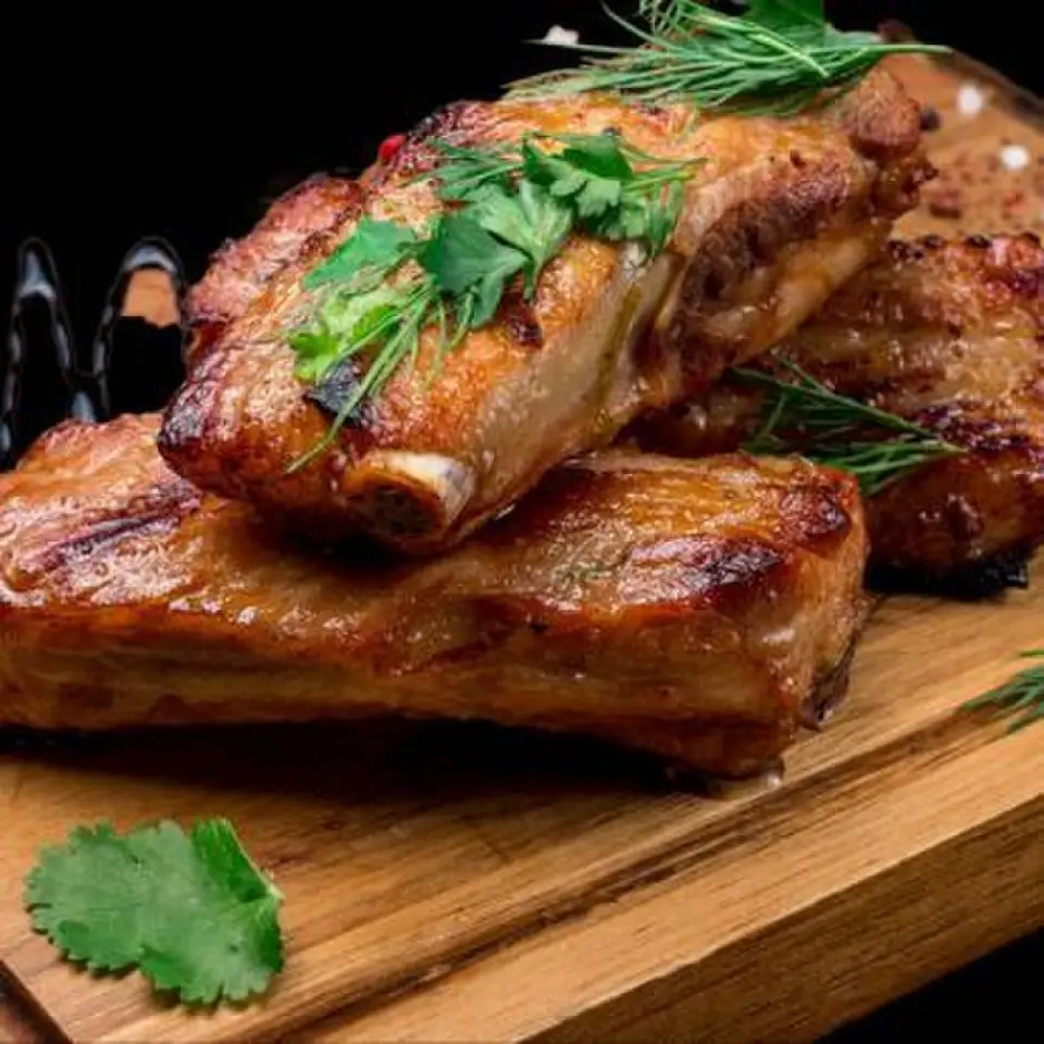 We offer a wide variety of menu items, including standard izakaya dishes that go well with alcohol, as well as curries and authentic Asian cuisine. The juicy "charcoal-grilled chicken" grilled on a barbecue grill is particularly delicious! It is made with multiple spices to create our own original flavor. Another popular menu item is the gyoza dumplings called "MOMO." The "Himalayan Fire Soup MOMO" is made with flames right in front of you, so it's a must-have for video shoots.