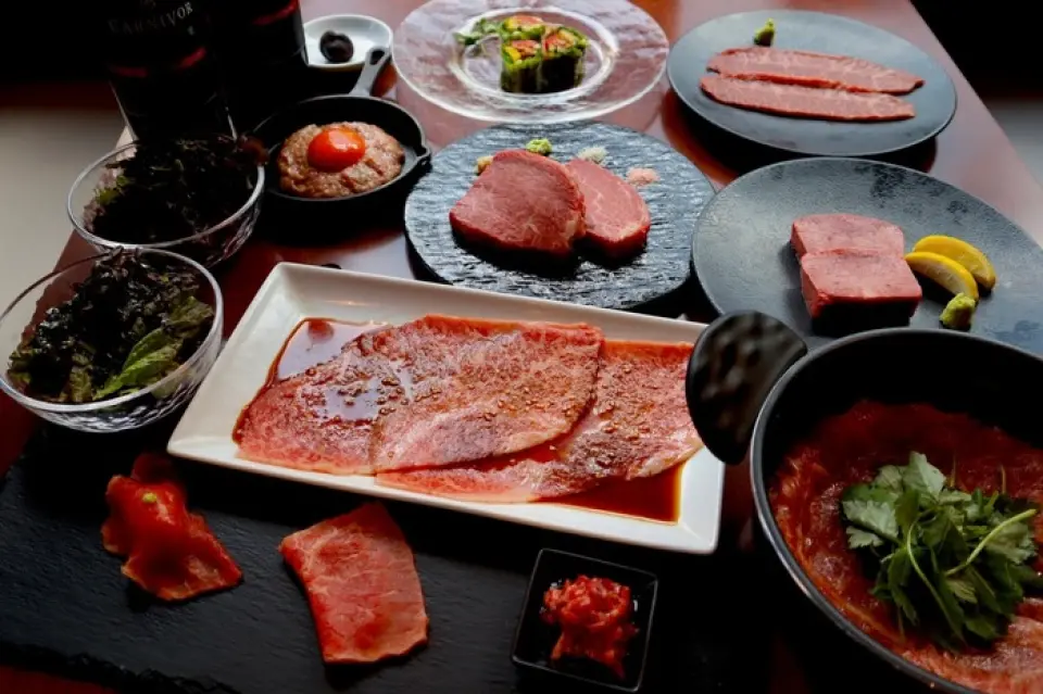 [NOMEAT, NOLIFE.6x] We offer a premium course that is only available at our stores. This luxurious plan allows you to enjoy A5-ranked Japanese black beef to the fullest, from "raw food" provided with permission from the health center, to lean meat, sirloin, and Chateaubriand. It is a must-see! It is also suitable for special occasions such as dates and anniversary dinners, so please enjoy it with your loved ones♪