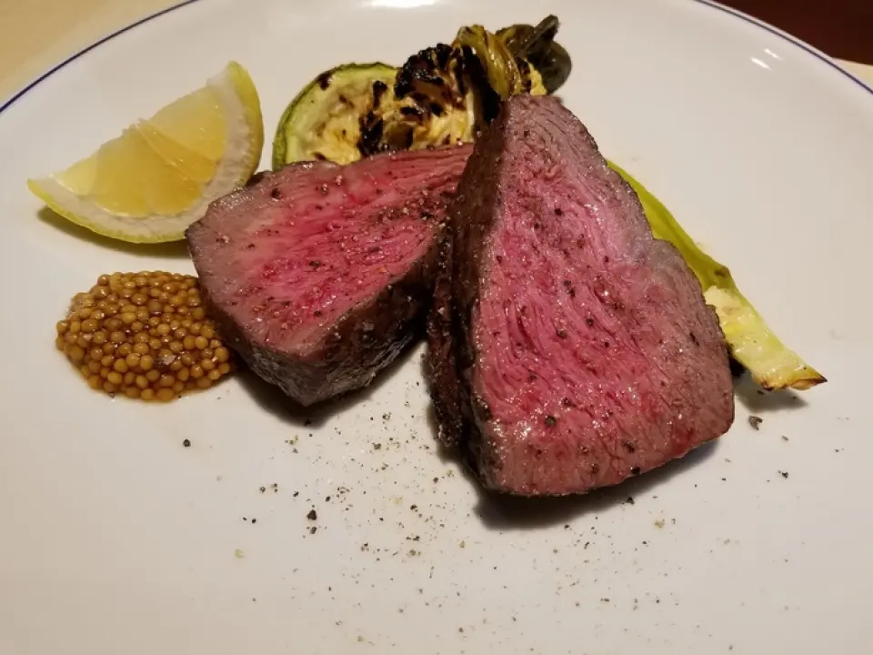 适量的热量可锁住肉汁并浓缩风味。采用不强调肉质的烹饪方法，让您享受到食材的原汁原味，变得水润嫩滑。 「今天的和牛臀肉稻草烤」是Spirit Rivero推荐的，烤出的稻草香味浓郁、脂肪含量低的精瘦稻草烤臀肉。 “自制炭烤萨尔西西亚”是我们的招牌丰盛菜肴，采用超粗碎肉和胶原蛋白制成。