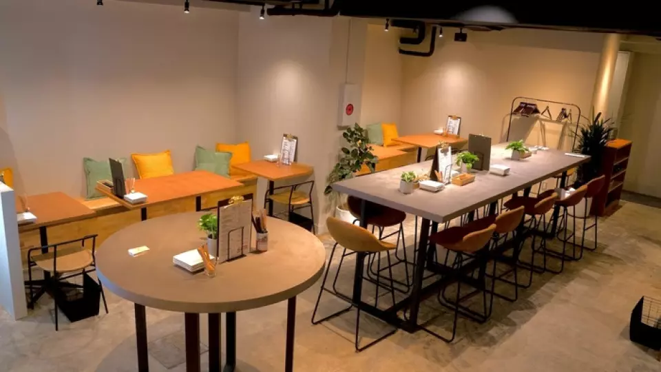 The bright and open interior, with a large table in the center that catches your eye, has a lively and casual atmosphere where anyone can relax and enjoy themselves. ◎ There are counter seats that are perfect for single diners and couples, as well as spacious box seats. It is also possible to rent the entire restaurant, making it ideal for parties! Dessert plates can be prepared for birthdays. ◎ We are also happy to discuss various other purposes, so please feel free to contact us.♪