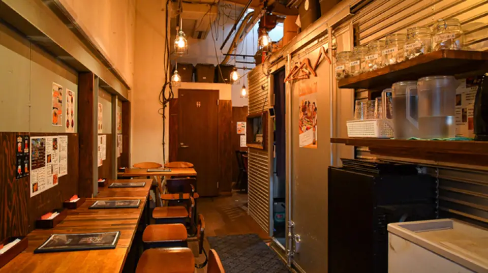 Our restaurant features a unique interior that was renovated from a garage. There is a kitchen inside the garage, creating a visually appealing space. There are many seats for four, making it perfect for drinking parties with friends or colleagues. Enjoy a variety of dishes and drinks in a hideaway atmosphere like a bar. Please feel free to visit us.