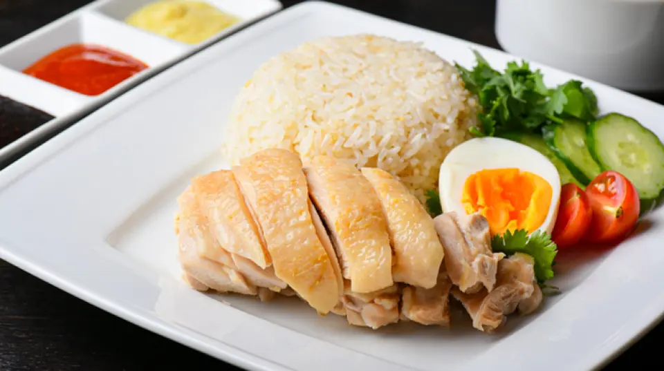 "Hainanese Chicken Rice" is a popular dish of tender boiled chicken thighs served on jasmine rice cooked in chicken oil, ginger and garlic! You can enjoy it with three homemade sauces: ginger sauce, chili sauce, and Chinese soy sauce. The spicy "Soft Shell Crab with Chili Sauce" is a Singaporean specialty dish of crab that can be eaten whole, seasoned with sambal sauce. We also recommend dipping bread in the sauce. Please enjoy our proud flavor!