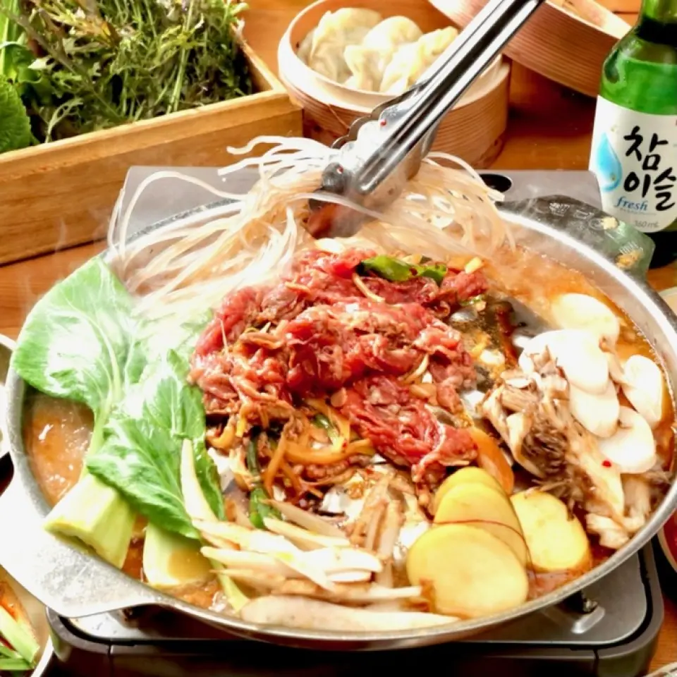 Authentic Korean taste!! A Korean bar where you can enjoy bulgogi hotpot♪ The bulgogi hotpot is made by stewing beef marinated in their signature sauce in a copper pot imported from Korea, and is absolutely delicious♪ We also offer an all-you-can-eat course.