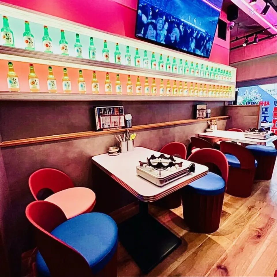The cute interior is an atmosphere where Korean background music and videos are played (the interior is modeled after an authentic Korean food stall♪) The interior is almost entirely filled with Hangul, making you feel as if you have traveled to Korea♪ Why not toast with Chamisul and get into the Korean mood?