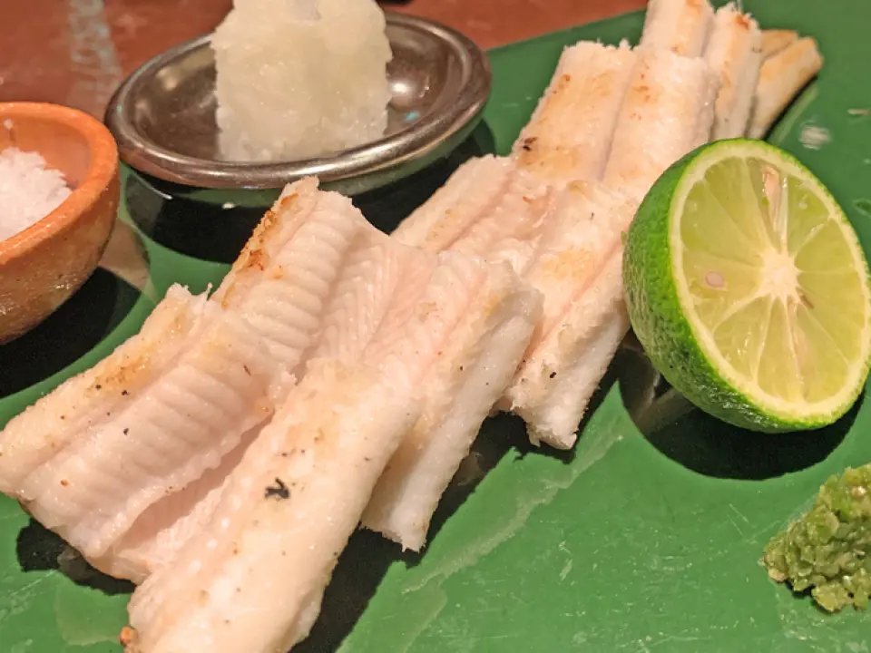 將海鰻浸泡在清酒鹽中，然後進行燒烤，以充分發揮海鰻的風味。您可以保持原樣！與特製柚子辣椒、蘿蔔等調味品很相配！ ！盡情享受吧。