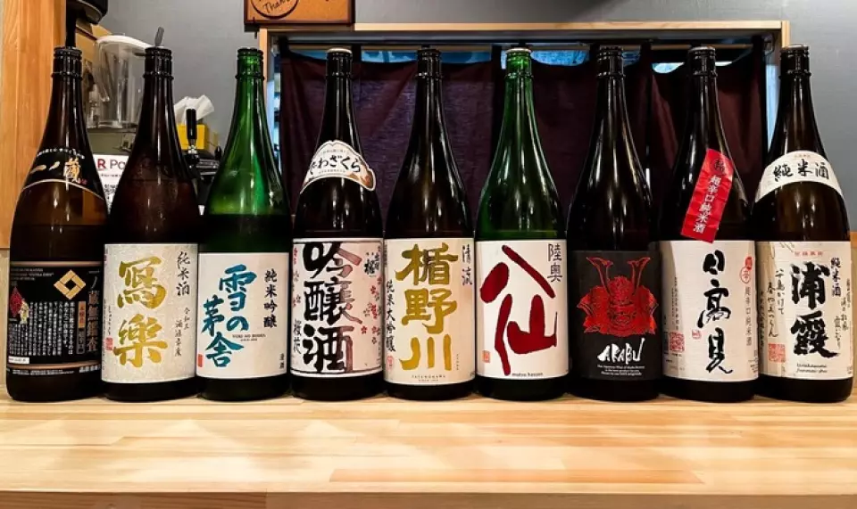 常備有以東北地區為主的約9種當地酒。我們還提供多種酒精飲料，您可以將其作為菜單上的小吃享用，包括烤牛舌。深受女性歡迎的果酒和日本清酒釀酒廠生產的優格清酒也很美味！請嘗試一次。此外，以當季水果製成的鮮榨酸酒口感清爽，與肉類菜餚完美搭配。