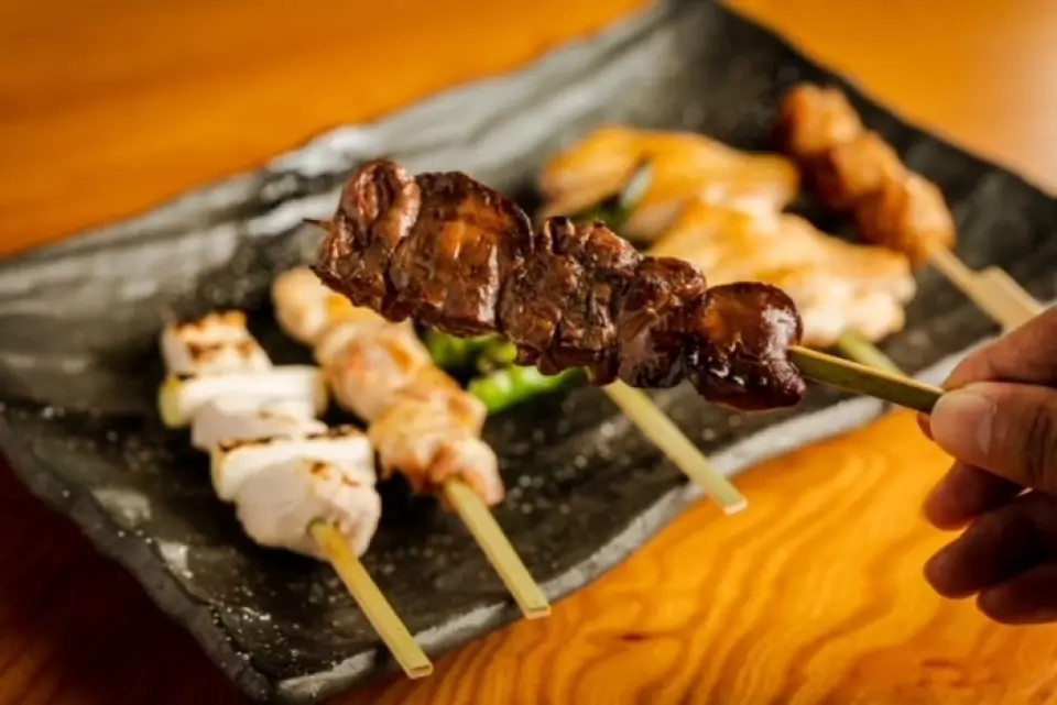Yakitori, được nướng từ từ trên than củi, là món ăn nhất định phải thử. Trong số đó, món “gan” làm từ nguyên con gà được đánh giá cao. Hãy thưởng thức món xiên nướng quý hiếm này nhé. Ngoài ra, món ``gan hun khói'' có mùi thơm ngon hài hòa với mùi khói đậm đà cũng rất được ưa chuộng, vì vậy hãy nhớ thử nhé! Chúng tôi cũng khuyên bạn nên dùng gà rán, mỗi loại đều to và đậm đà. Hãy thưởng thức món ăn giòn, ngon ngọt và đầy đặn này.