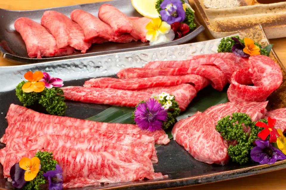 我们在山形经营了约30年的烤肉店，深受老字号肉店的信赖，请品尝只有购买A5级米泽牛整头才能制作的各种高品质米泽牛肉！我们还推荐“上森套餐”等套餐，可以以优惠的价格享用约两人份量的牛腰肉或当日特制牛肉。此外，我们还使用肉类以外的食材，例如“越光”。由首席执行官亲自制作，我们尽可能使用自家种植的食材。・享受我们丰富的家常菜菜单！