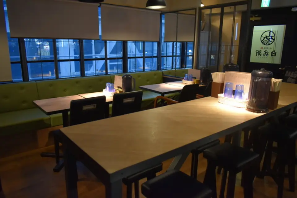 Although it is located right next to the Shinjuku Toho Building in the heart of Kabukicho, you can enjoy delicious sake and ramen in a relaxed, hidden space. You can relax and drink with friends on the comfortable sofa seats, or just drop in and drink at the counter seats. We can also accommodate 15 to 26 people and rent the entire place! Please feel free to contact us about the number of people and your budget! Anniversary surprises are also welcome! You can also watch sports on the monitor in the store.